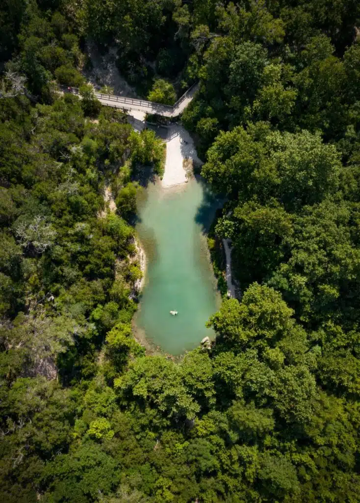 Parque de las cataratas de Chalk Ridge - Explora los estanques, cascadas y ríos de Esmeralda