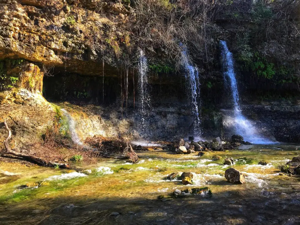 Parque de las cataratas de Chalk Ridge - Explora los estanques, cascadas y ríos de Esmeralda