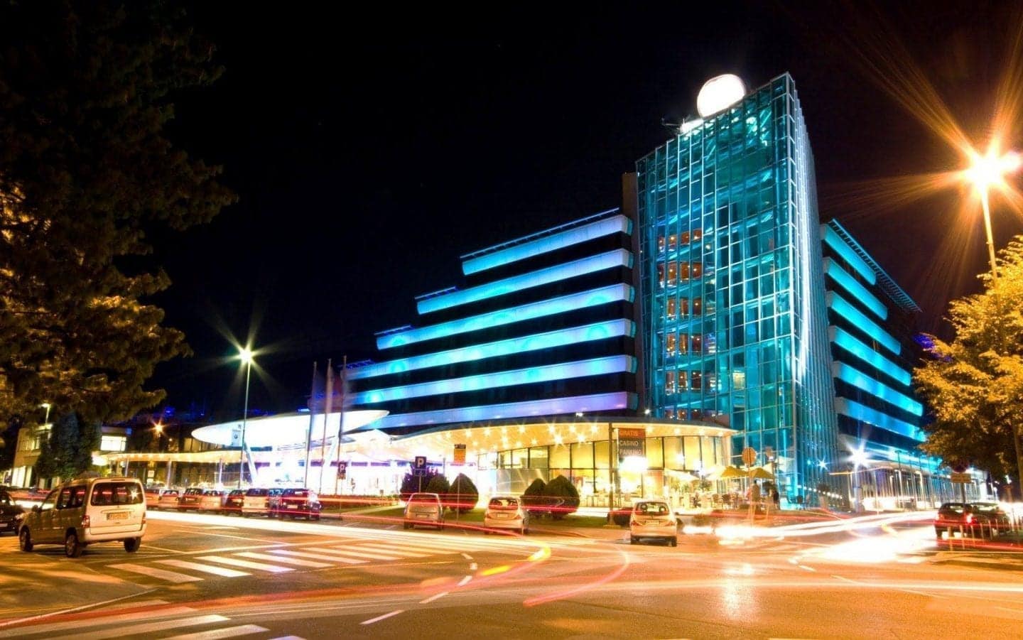 Guía de Nova Gorica Eslovenia, edificio moderno con muchas ventanas iluminadas de azul por la noche