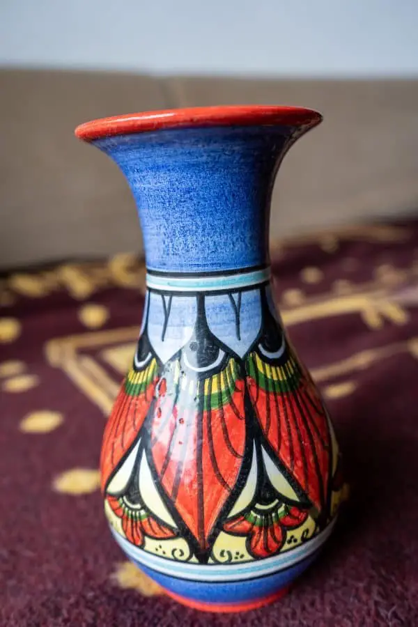 Los mejores recuerdos albaneses para comprar, hermosa cerámica albanesa con diseño azul y bermellón