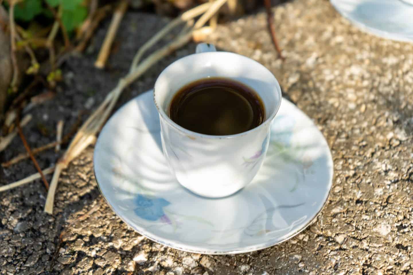 Increíbles recuerdos albaneses, una taza de café albanés en un platillo