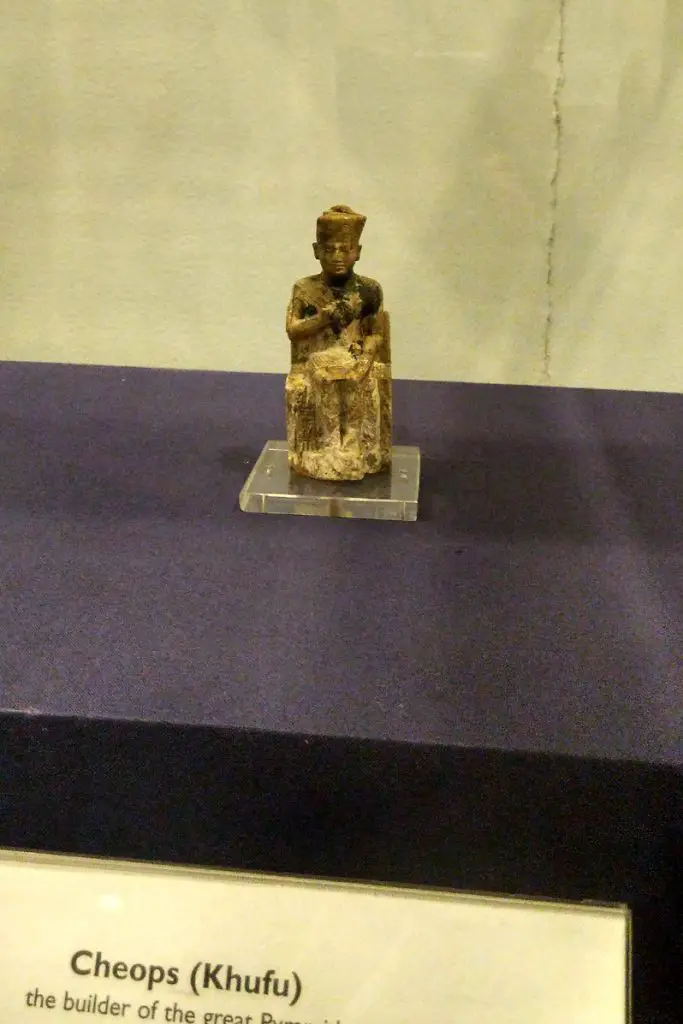 estatua de khufu 