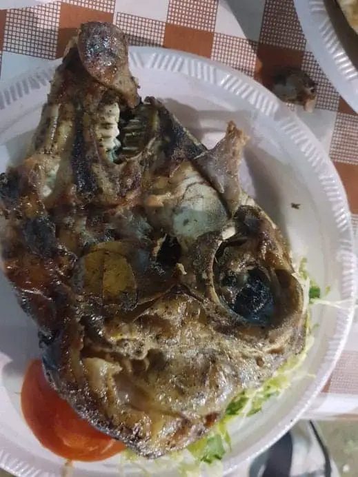 Alimentos únicos en Chipre, cabeza de cordero cocinada en un plato