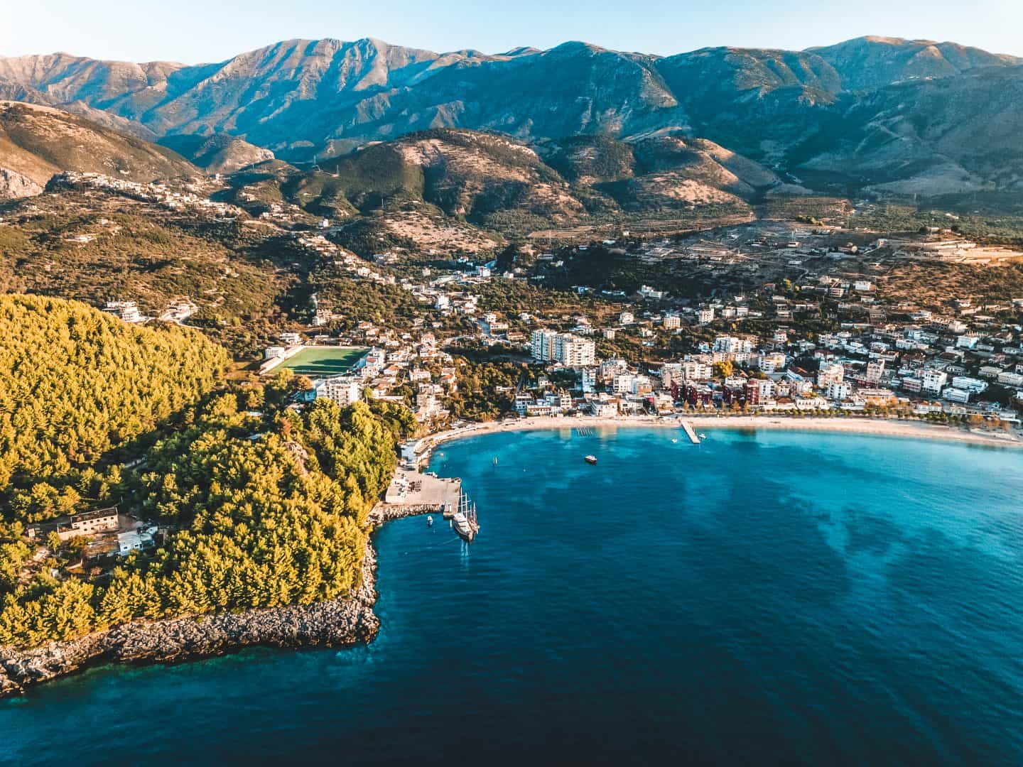 El mejor itinerario de 1 semana en Albania, vista aérea de la ciudad ubicada entre la costa del océano y las montañas
