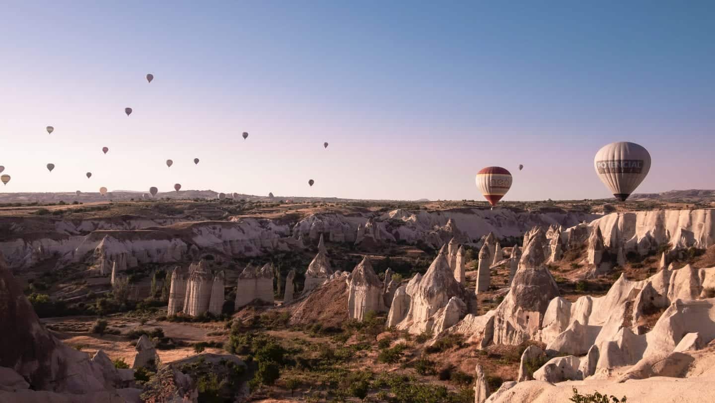 Experimente las mejores atracciones de Turquía, globos aerostáticos que se deslizan perezosamente sobre las formaciones rocosas de Capadocia