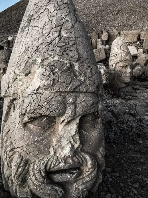 Descubra todos los mejores lugares para visitar en Turquía, grandes esculturas de piedra de cabezas con astillas y grietas.