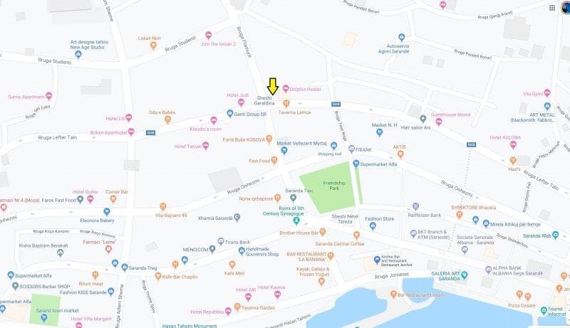 Cómo viajar de Albania a Grecia en autobús, mapa de Saranda con flecha apuntando a dónde comprar billetes de autobús