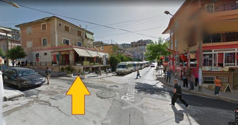 Cómo reservar un autobús de Albania a Grecia, la flecha apunta al edificio donde puede reservar un autobús de Saranda a Atenas