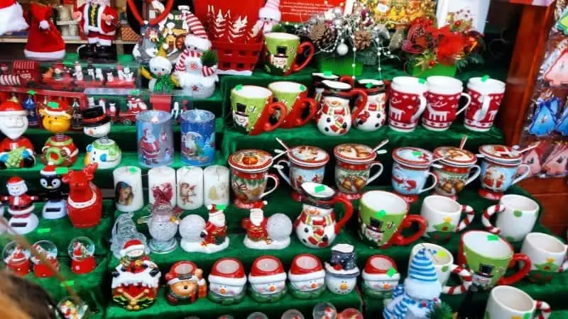 ¿Son estas las ciudades europeas más bonitas en invierno? Puesto en el mercado navideño con tazas multicolores y juguetes de muñecos de nieve y figuras de Papá Noel cuidadosamente dispuestas en los estantes
