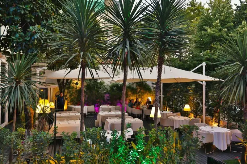 Hoteles increíbles en la ciudad de Tirana, comedor exterior cubierto rodeado de plantas