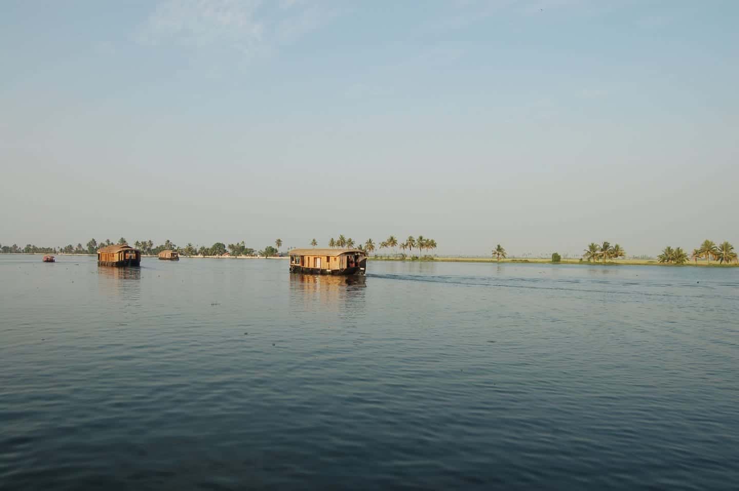 hermosos distritos de Kerala, varias casas flotantes en el río
