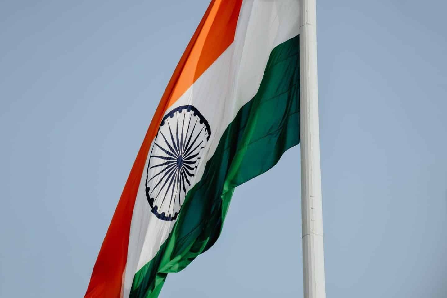 mejores lugares turísticos en Kerala para amigos, bandera de la India en el viento