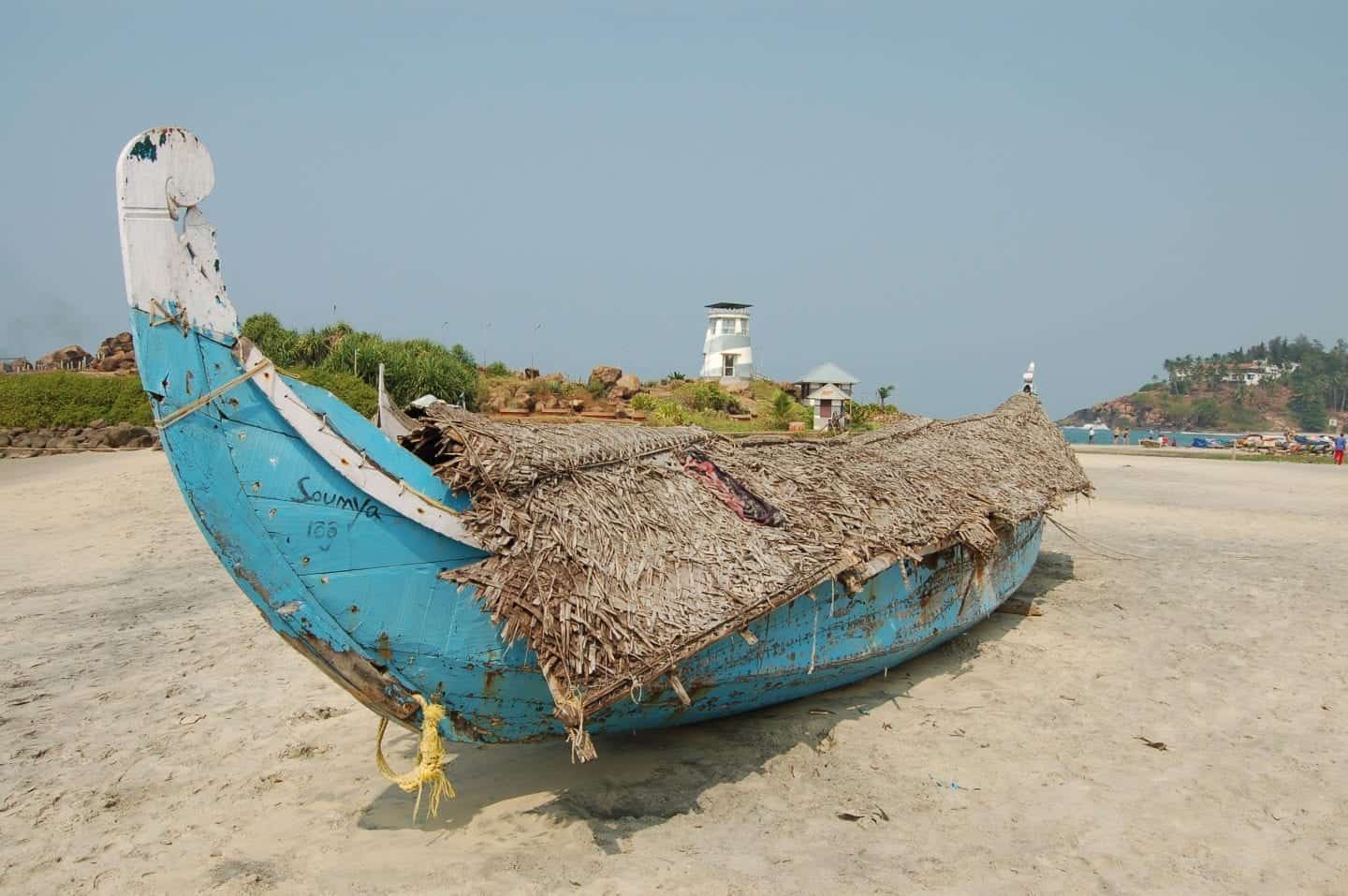 Los mejores lugares para visitar en Kerala, pequeño barco de pesca en la playa de arena
