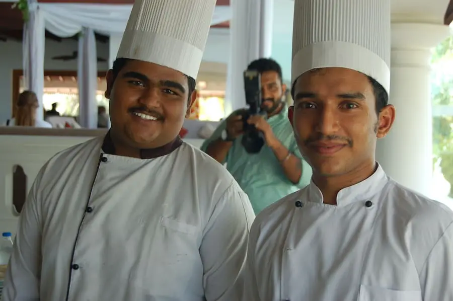 mejores lugares turísticos en Kerala para un viaje de un día, dos hombres con sombreros de chef sonriendo