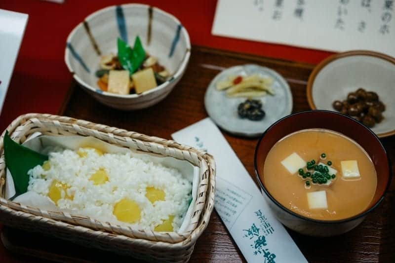 Hechos sorprendentes sobre Japón, bandeja con réplicas falsas de tazones de comida que incluyen arroz, sopa y fruta