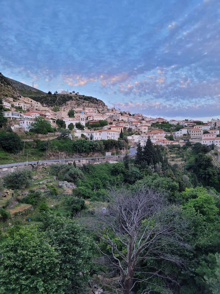 Los mejores hoteles en Dhermi, Albania, Vista del pueblo de montaña de Dhermi al atardecer