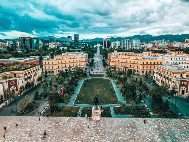 Los hoteles más increíbles de Tirana, Albania, vista de Tirana, la capital de Albania