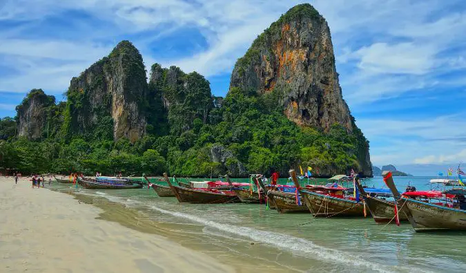 Una toma clásica de botes alineados a lo largo de la playa en Tailandia