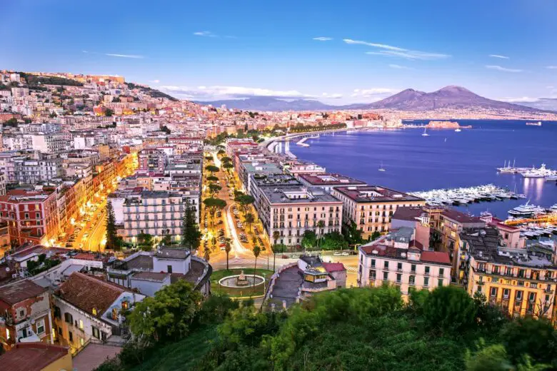 Puerto de Nápoles, cerca de todo para alojarse en Nápoles