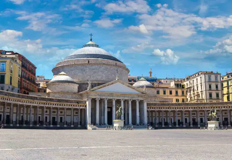 3. Plaza del Plebiscito, dónde alojarse en Nápoles para familias