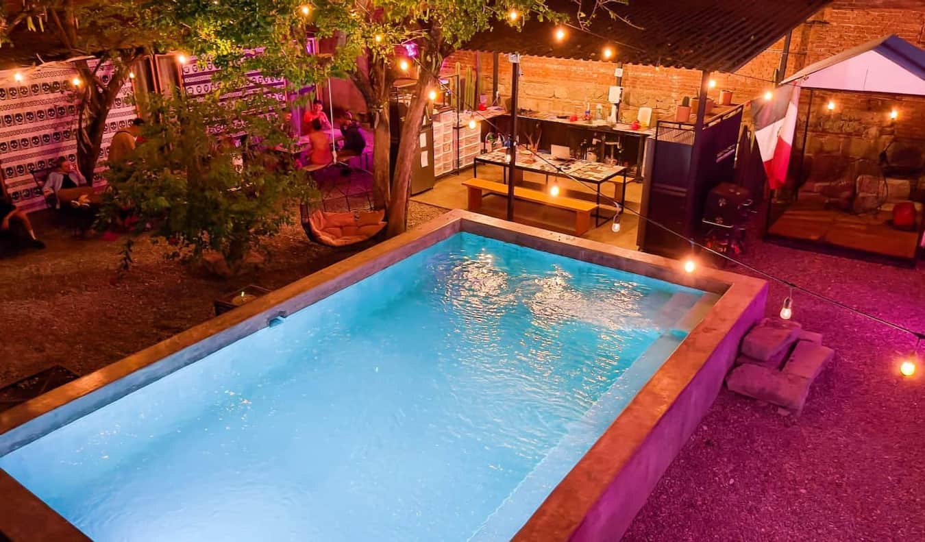 Una piscina al aire libre en el Tichuchi Hostal en la soleada Oaxaca, México