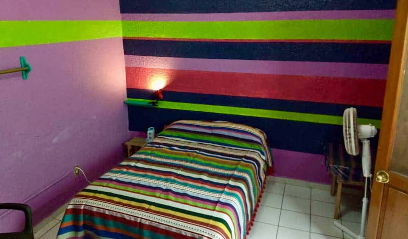 Una colorida cama individual en el económico Iguana Hostel en Oaxaca, México