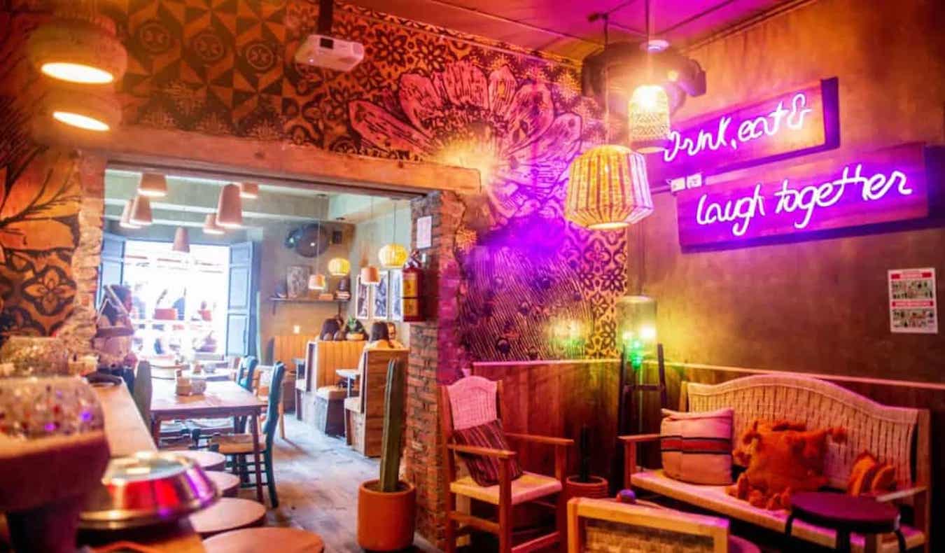 Un lounge y restaurante cool en el hostel Selina Oaxaca en México