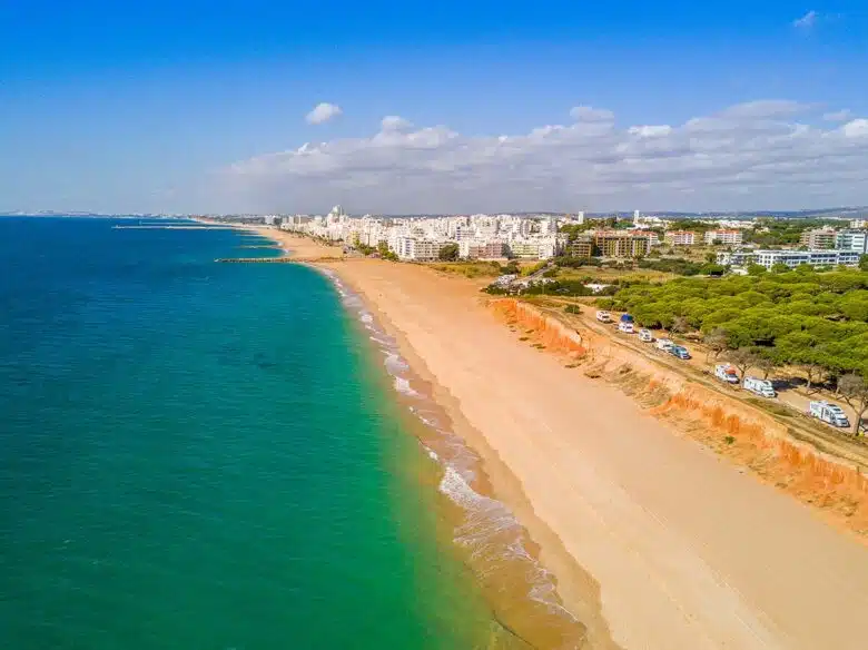 Dónde alojarse en el Algarve: 10 mejores ciudades Quarteira es uno de los mejores lugares para alojarse en el Algarve