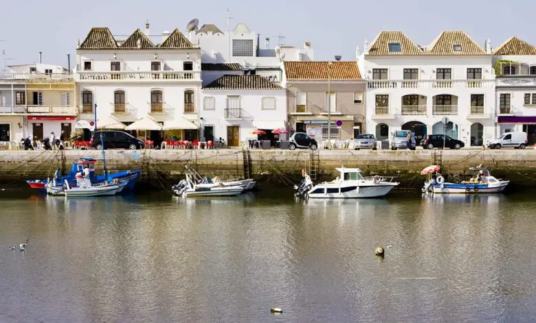 La pequeña ciudad Tavira para alojarse en el Algarve