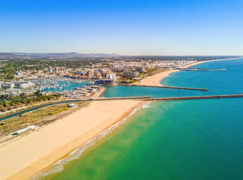 Vilamoura es uno de los mejores lugares para alojarse en el Algarve si lo que buscas son unas vacaciones de playa exclusivas y brillantes 