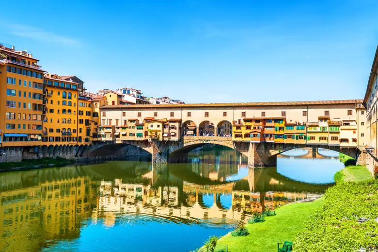 El Ponte Vecchio es el famoso puente de Florencia que hay que visitar