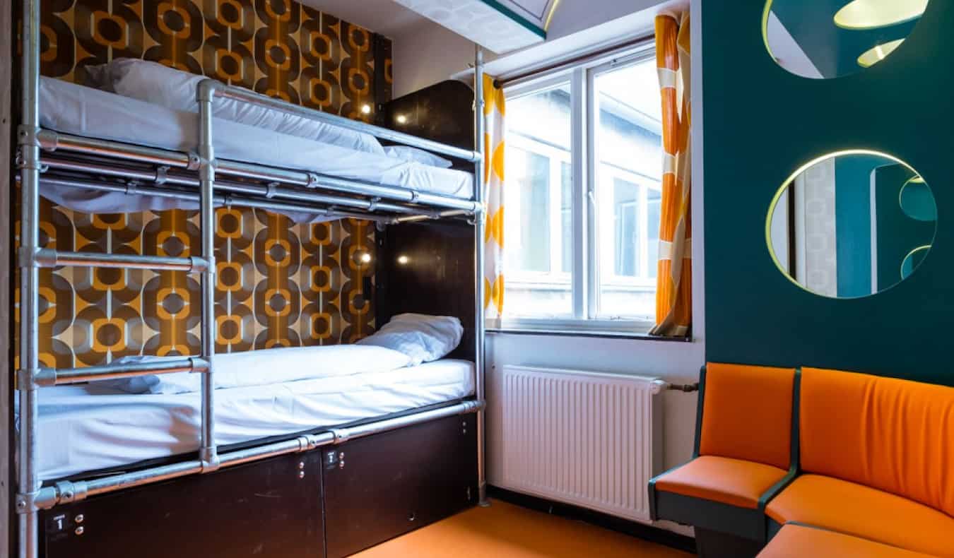 Literas básicas en un dormitorio de albergue en Copenhague Downtown Hostel