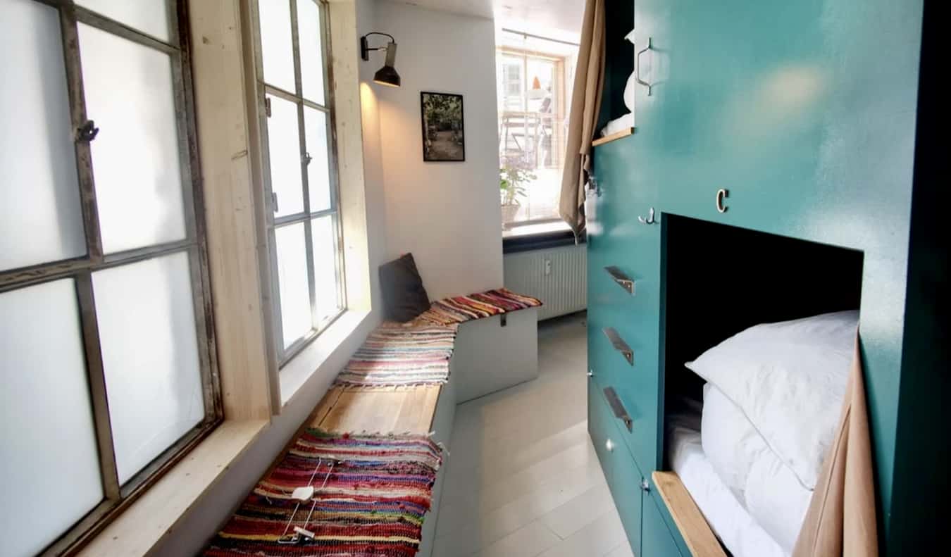 Literas de madera personalizadas en un dormitorio en el albergue Woodah en Copenhague, Dinamarca