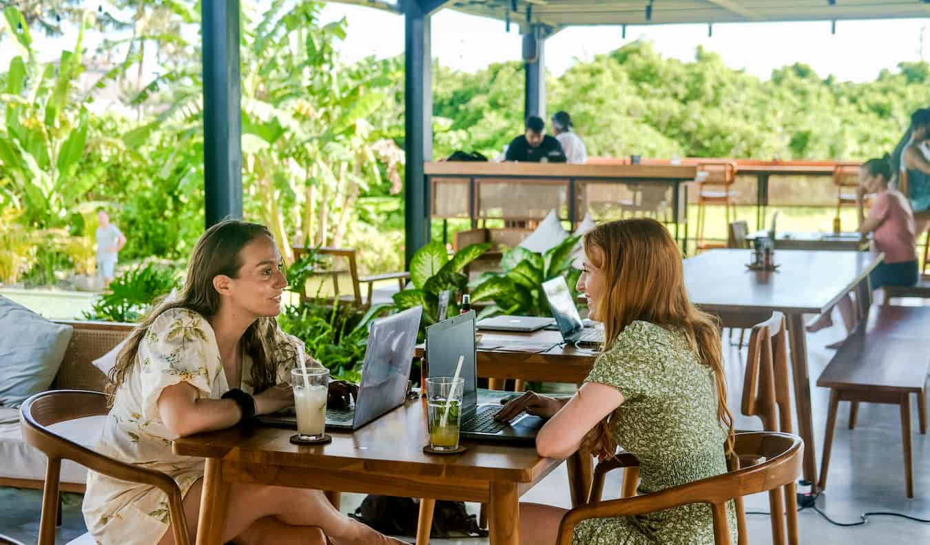 Dos chicas charlando y pasando el rato en el albergue Tribal Bali