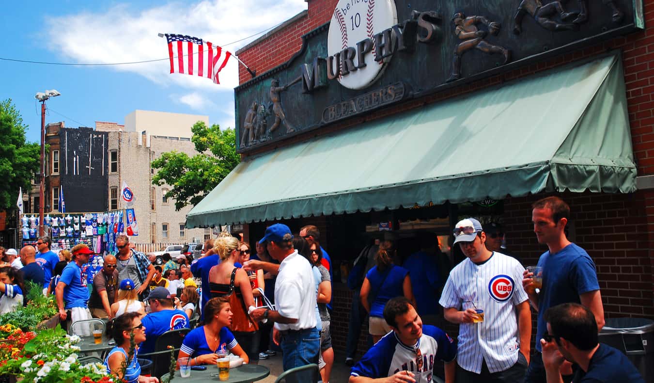 Los lugareños bebiendo en un bar cerca de Wrigley Field en Lakeview, Chicago
