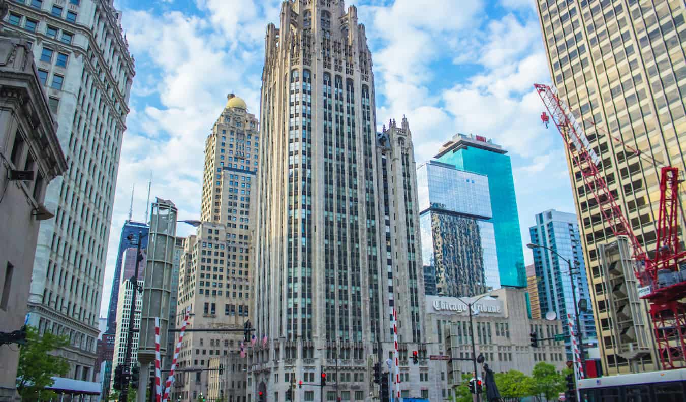 Edificios imponentes y rascacielos en River North, Chicago