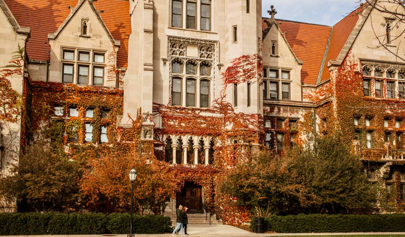Un edificio histórico en la Universidad de Chicago en Chicago, IL