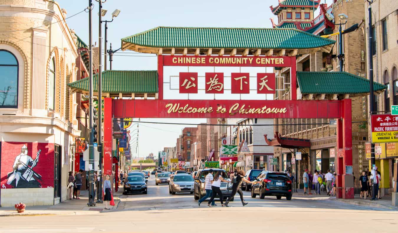 El icónico letrero de Chinatown en el histórico barrio chino de Chicago