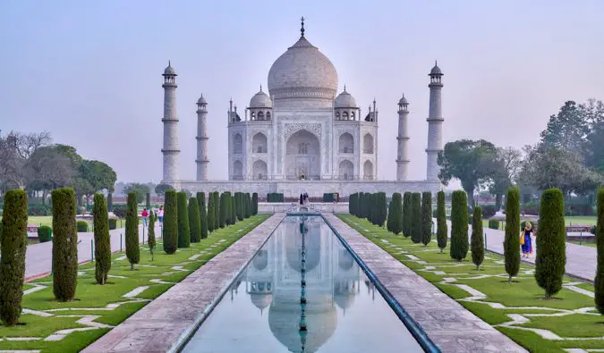 Una imagen clásica del Taj Mahal en un día luminoso y soleado en la India