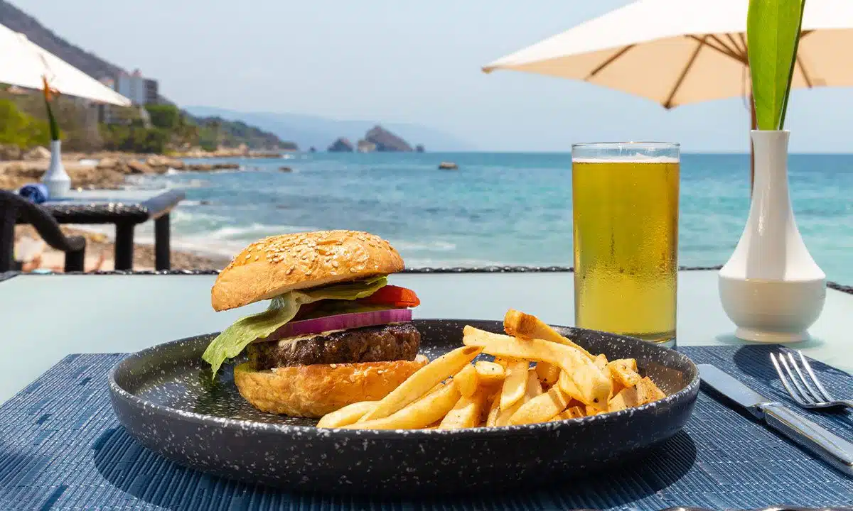 Destacada oferta culinaria de Garza Blanca Preserve hamburguesa restaurante aquazul