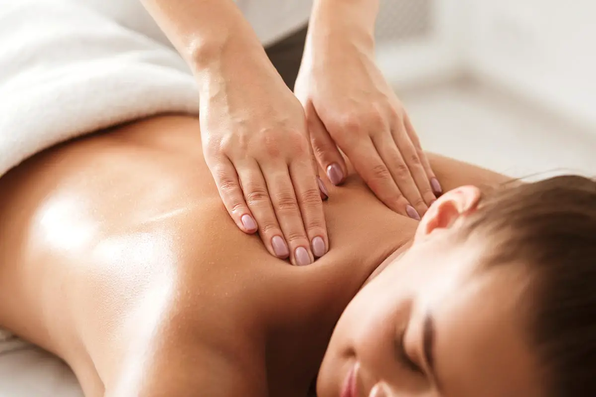 Mujer recibiendo un masaje relajante 
