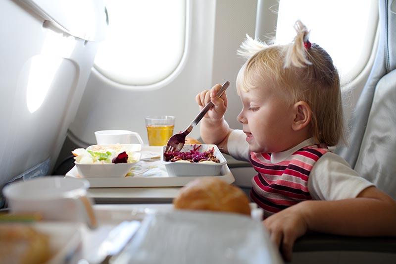 Cómo mantener felices a los niños pequeños en los vuelos