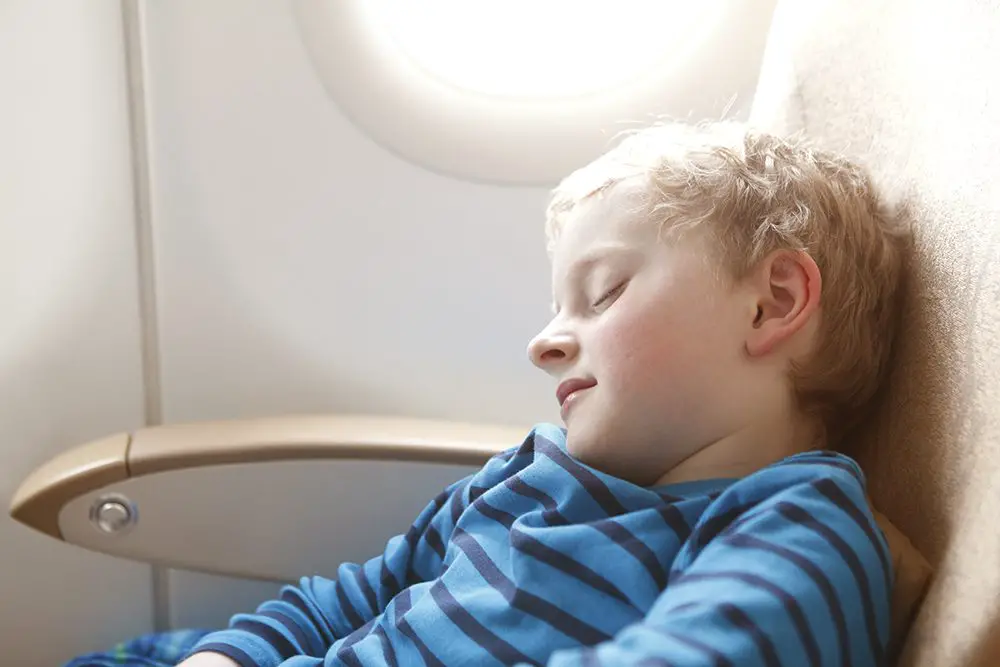 Cómo mantener felices a los niños pequeños en los vuelos