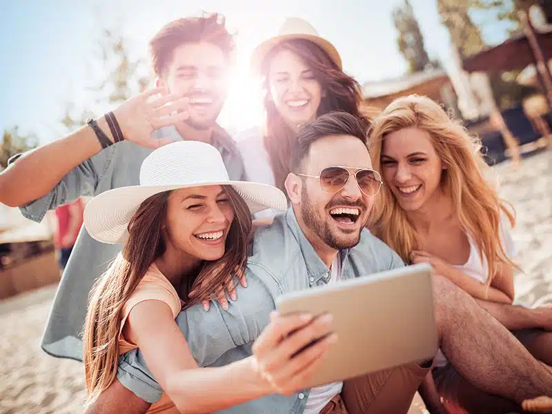 Organizar eventos y actividades para los invitados.