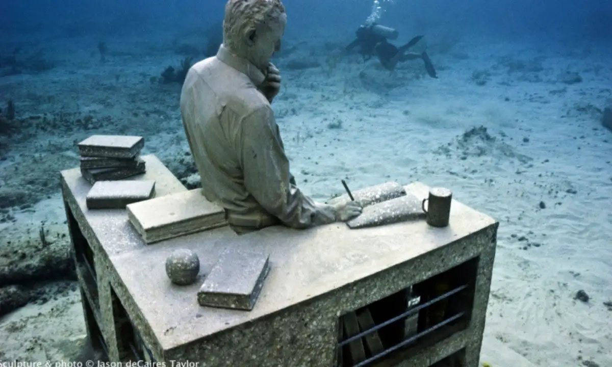 hombre escultura en musa cancun
