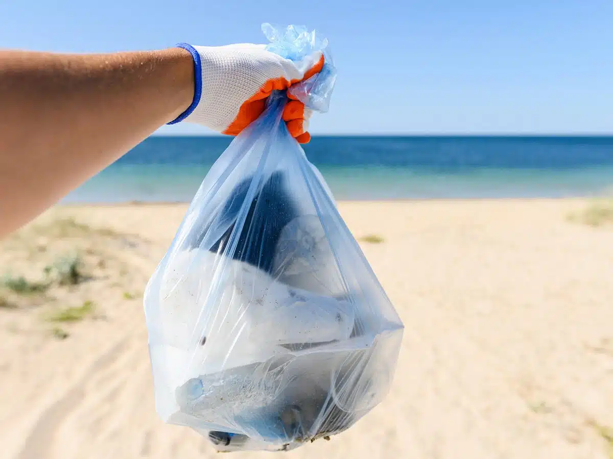 basura en la playa 