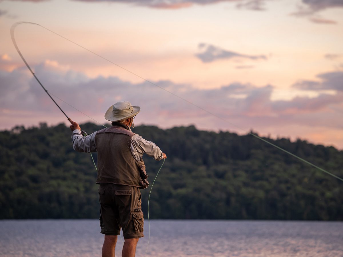 Hombre pescando en un lago