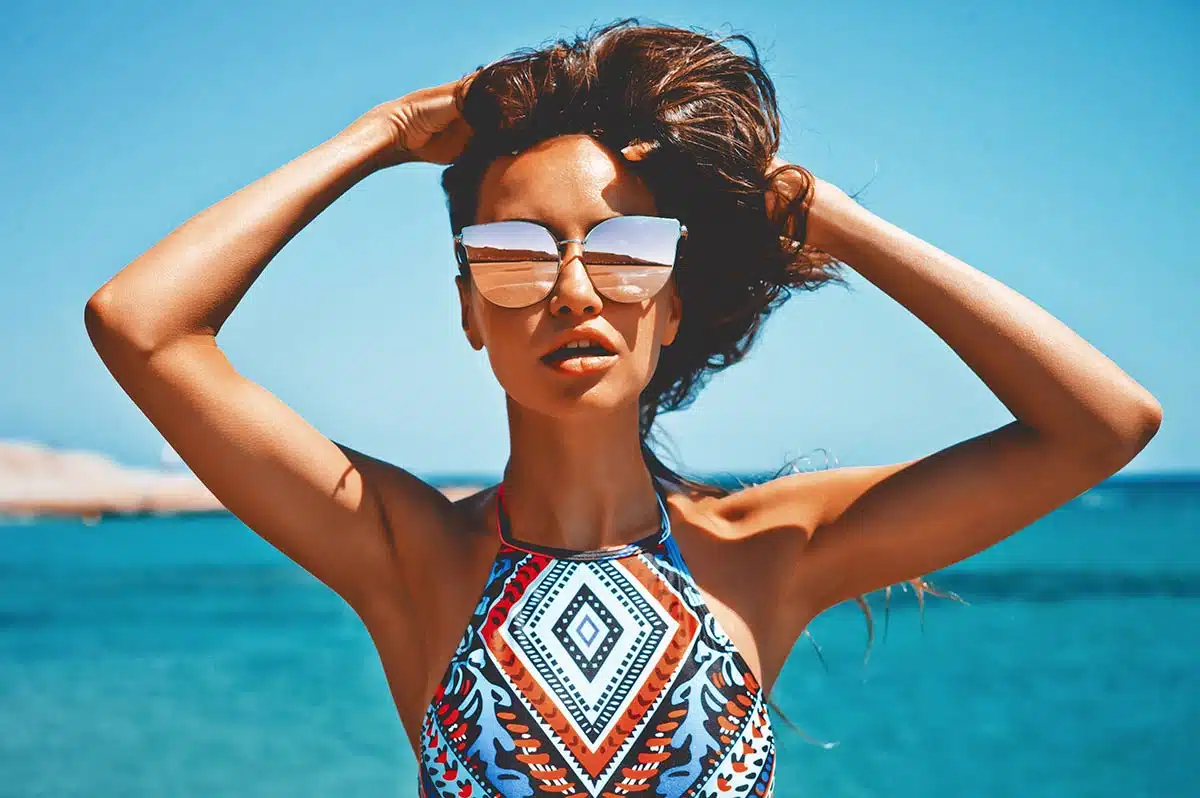 chica con gafas de sol