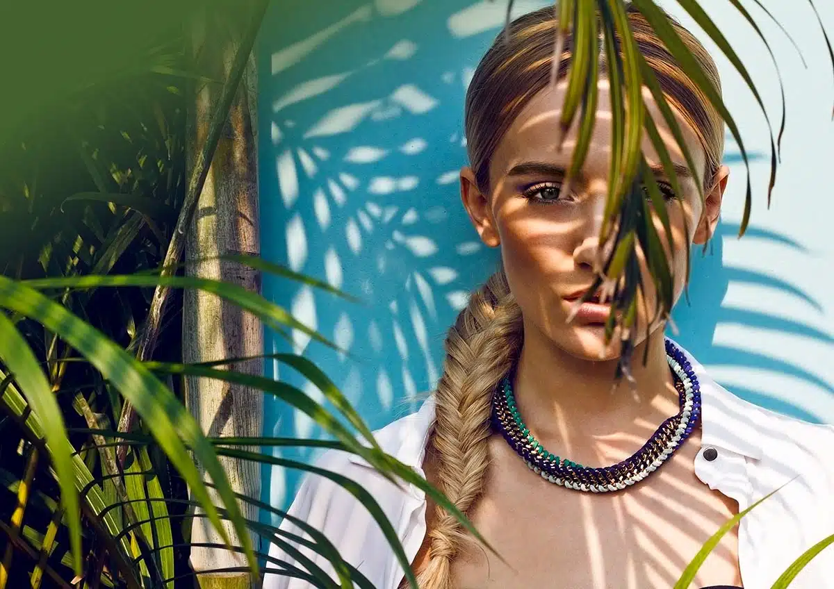 chica con collares de neón