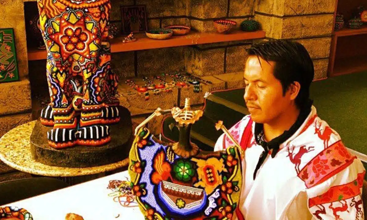 hombre huichol trabajando